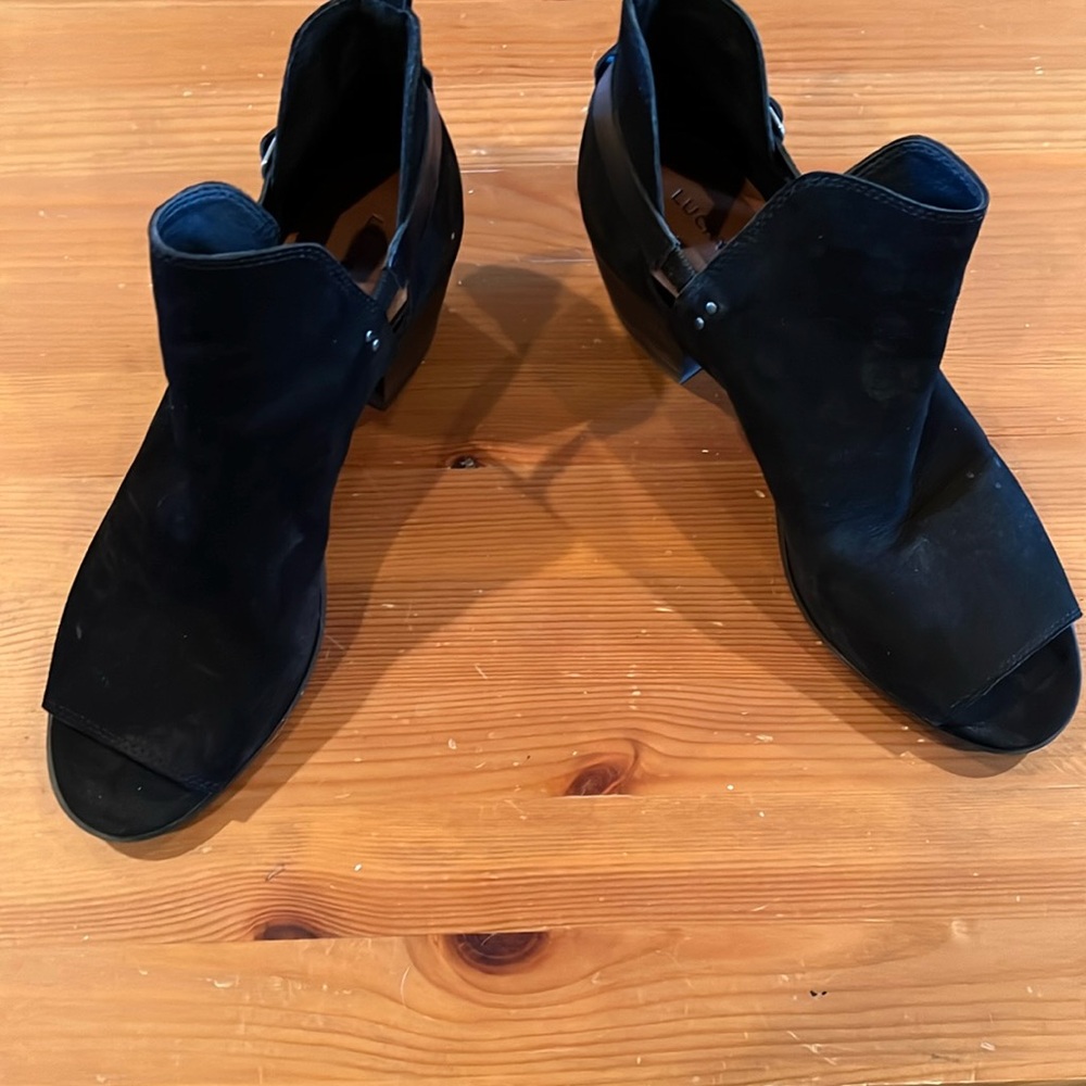 Lucky Brand, sz 10, blk suede with strap
Around heel, open toe,  2” heels